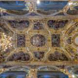Su quest�ultima, limitata da una fascia con volti di putti, sono raffigurati dieci riquadri con alcune scene del martirio e dei miracoli dei santi Medici